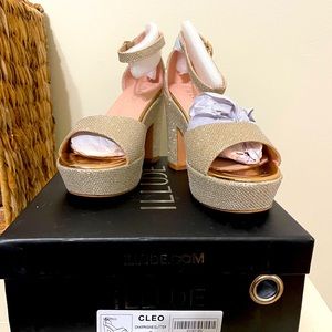 100%VIGAN. HEEL MEASURE 3.75 inches.TRUE To SIZE/COLOR/ CHAMPAGNE GLITTER